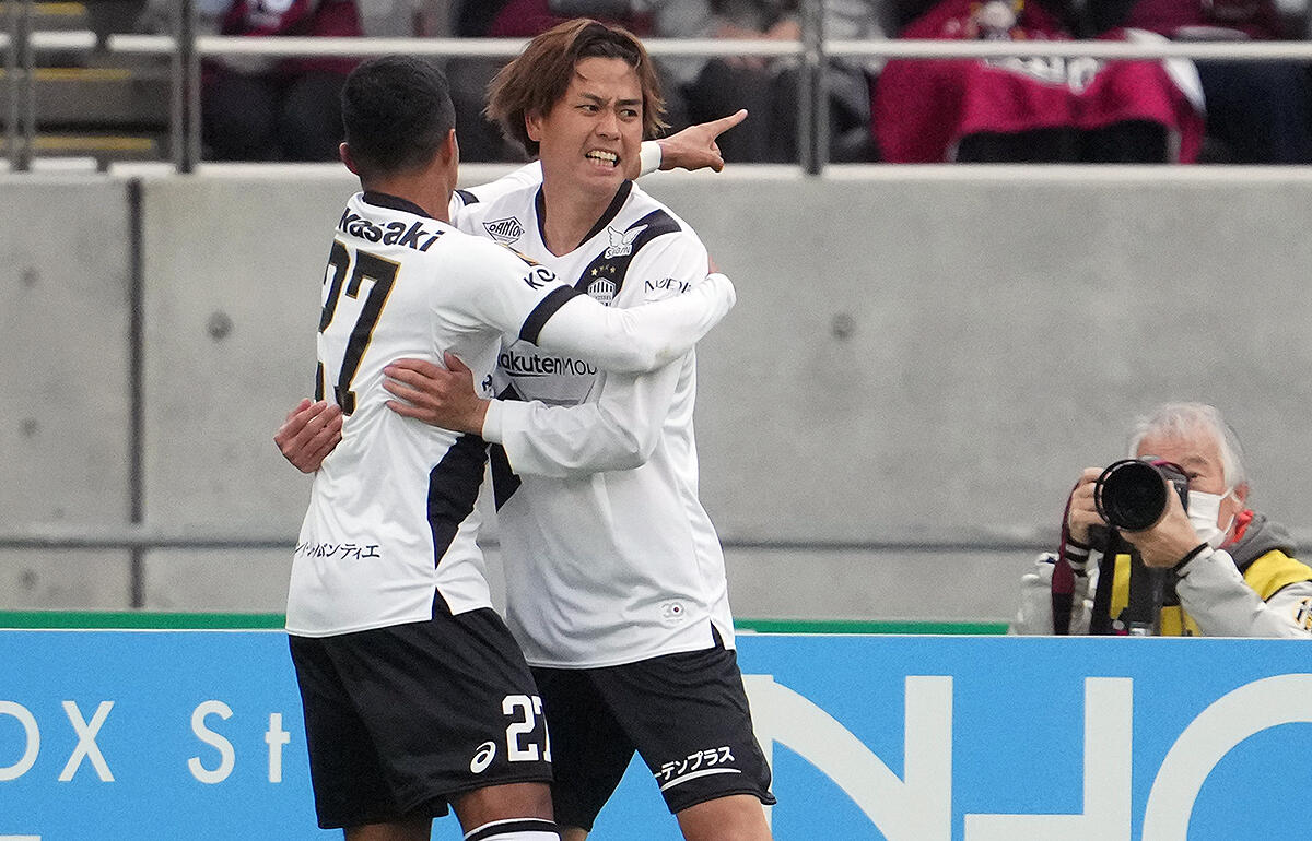 エリキと喜び合う汰木康也