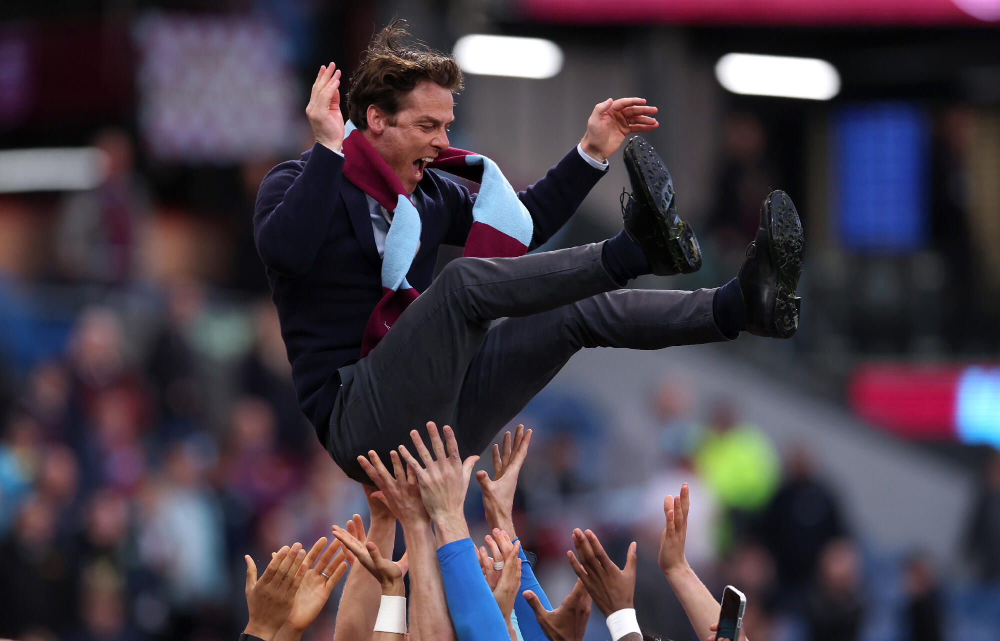 昇格を果たし胴上げされるパーカー監督