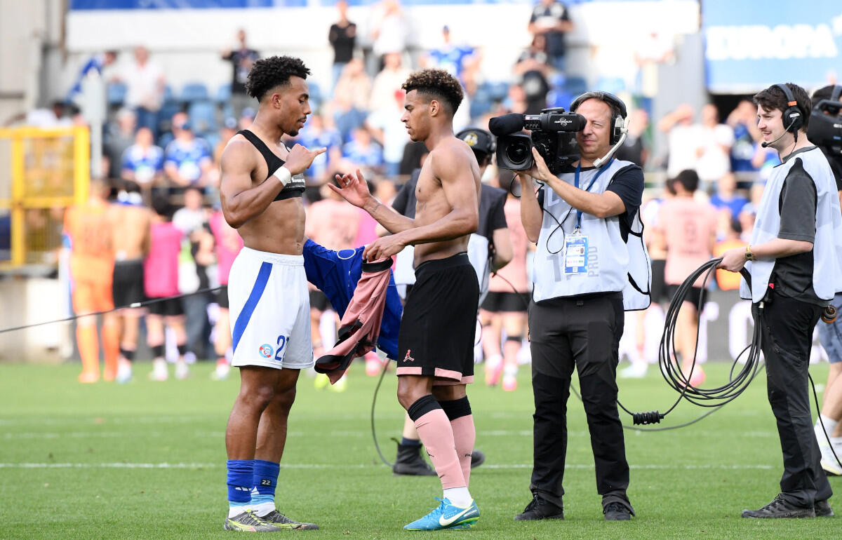 兄ゲラと試合後に握手を交わすデジレ・ドゥエ