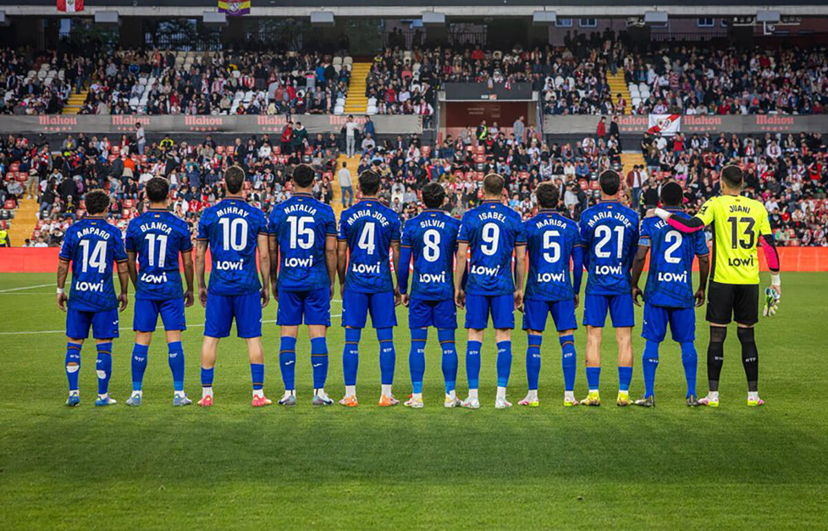 母の日にちなんで、ヘタフェの選手たちは母親のネームユニを試合前に着ていた