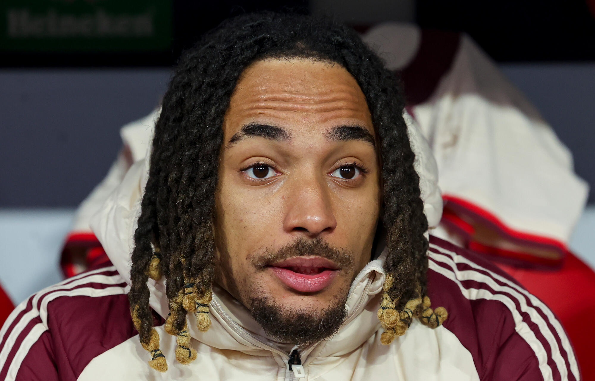 ブイが母国で窃盗の被害に遭う