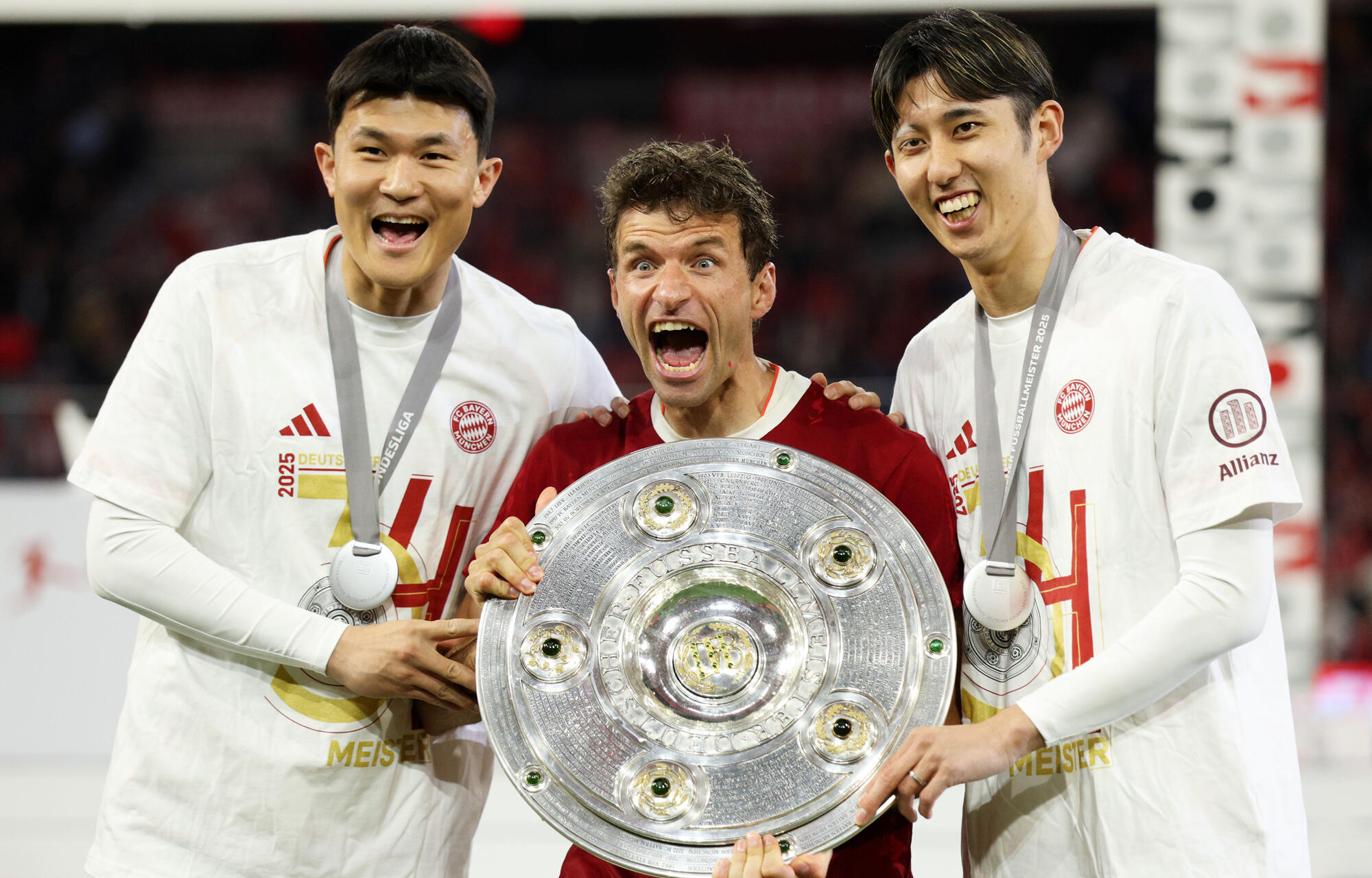 シャーレを掲げる伊藤洋輝(右)とキム・ミンジェ(左)、ミュラー(中央)