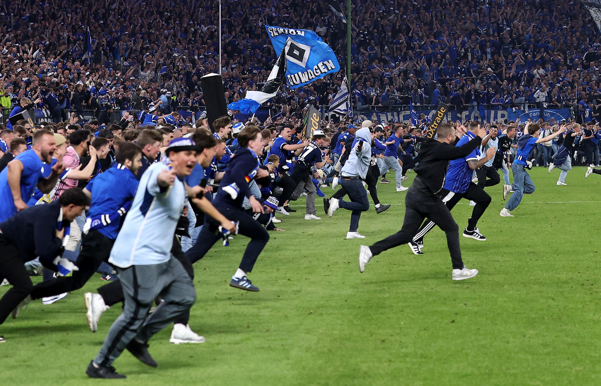 昇格決定後にファンがなだれ込む