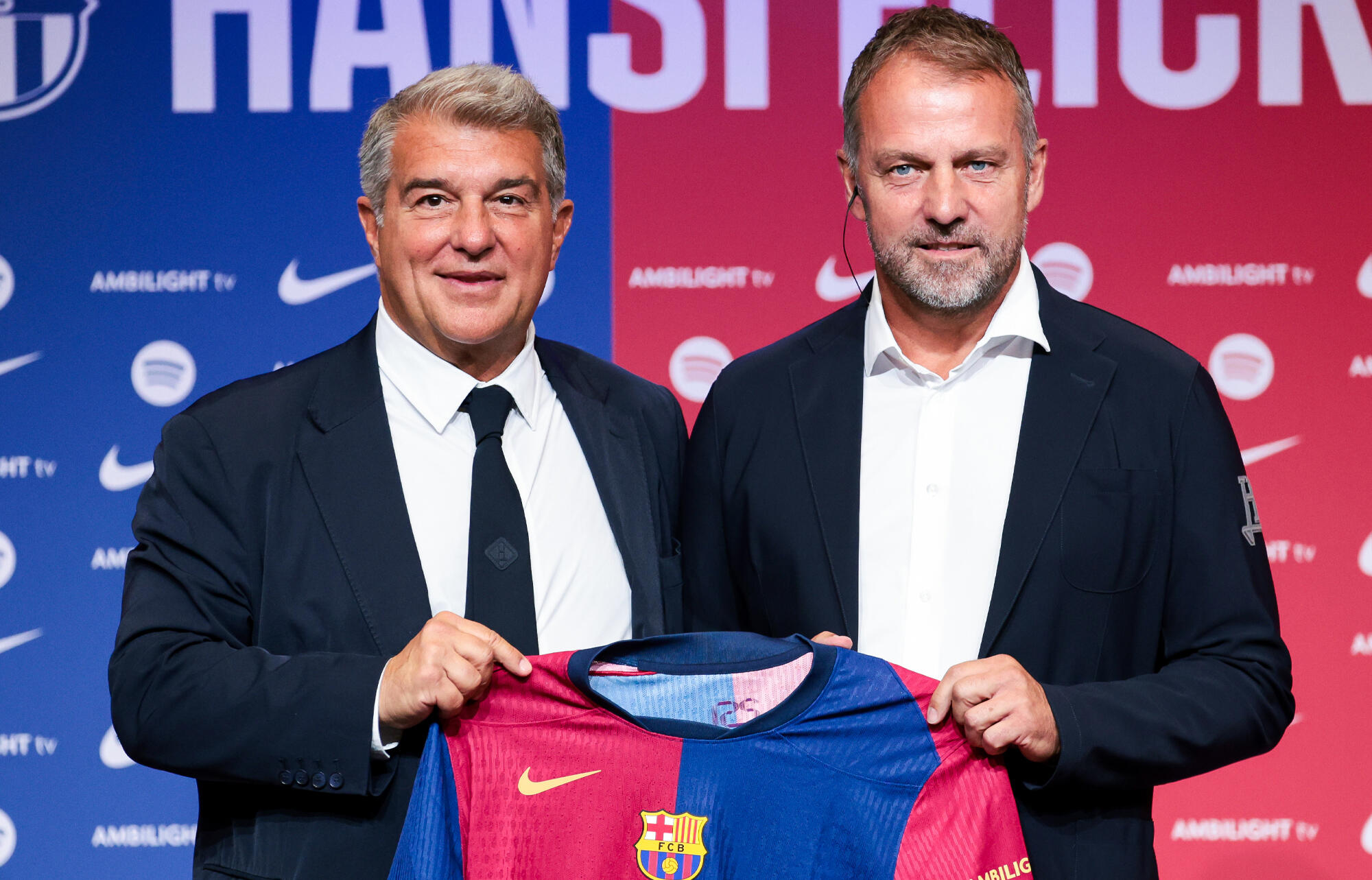 単年契約を望んでいるフリック監督(右)