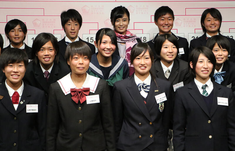 高校女子サッカーの熱き冬 こじるり見守る抽選会で組み合わせ決定 全日本高校女子サッカー選手権 超ワールドサッカー