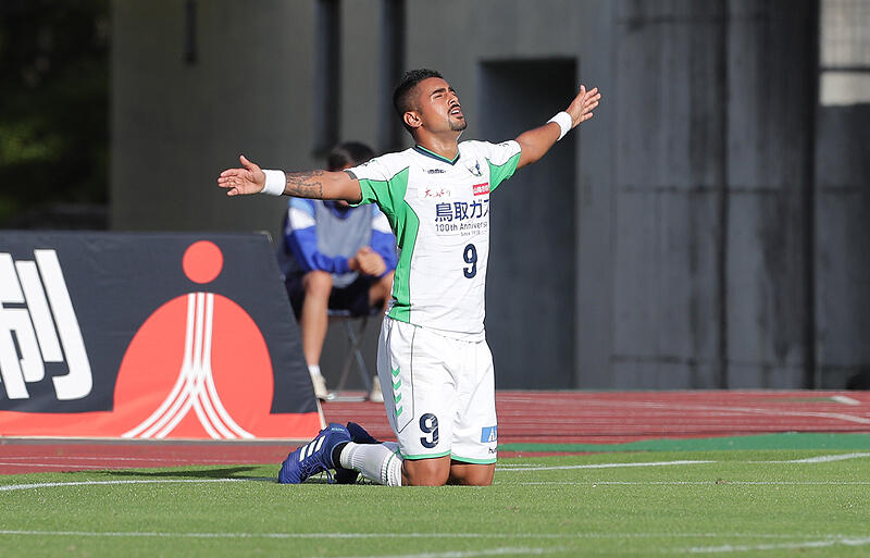 新潟 昨季24発j3得点王のfwレオナルドを鳥取から獲得 超ワールドサッカー