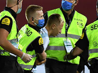 珍プレー好プレー 30秒で天国から地獄へ 試合終了間際 決死の攻撃参加から劇的ゴールを決めたgkを悲劇が襲う 年11月 珍プレー 超ワールドサッカー